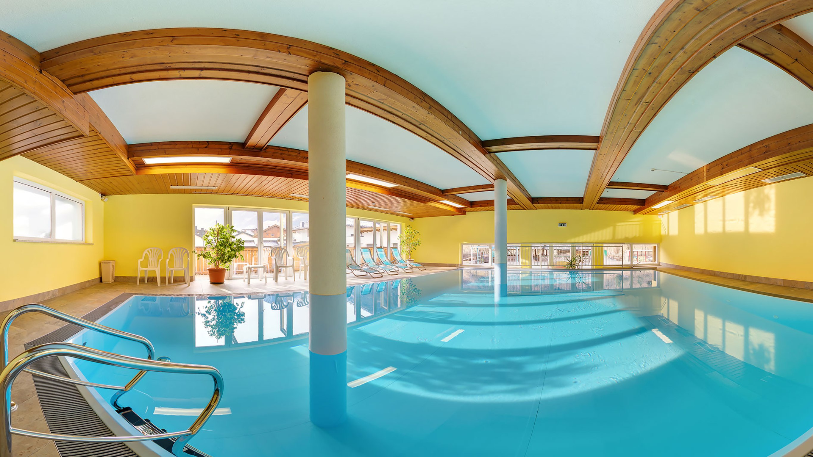 Hallenbad und Wellnessbereich